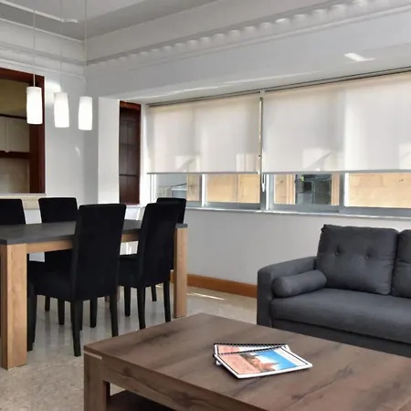 2 Bedroom & Spacious With Sea Views Apartment *