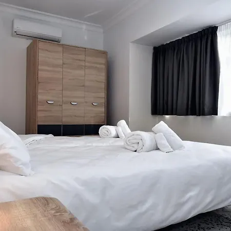 2 Bedroom & Spacious With Sea Views Apartment *