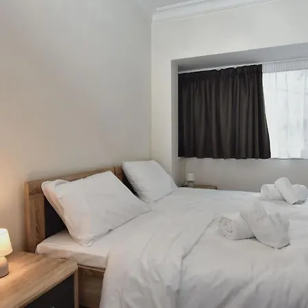 Apartment 2 Bedroom & Spacious With Sea Views