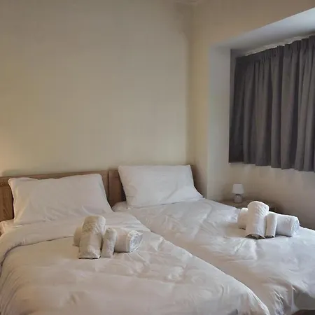 Apartment 2 Bedroom & Spacious With Sea Views *