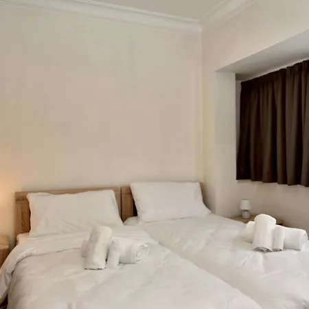 2 Bedroom & Spacious With Sea Views Apartman *