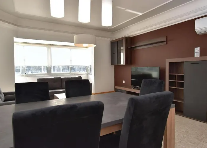 2 Bedroom & Spacious With Sea Views דירה