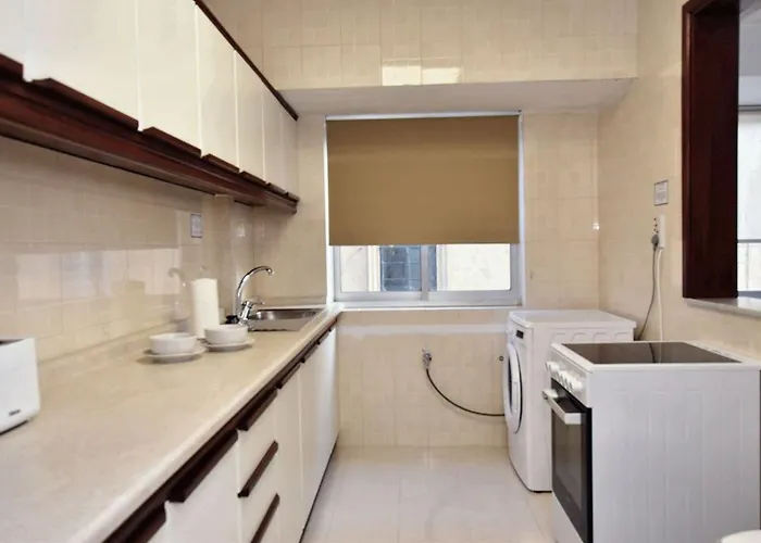 2 Bedroom & Spacious With Sea Views דירה