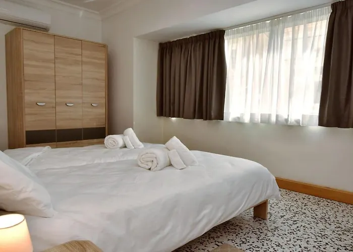 2 Bedroom & Spacious With Sea Views *