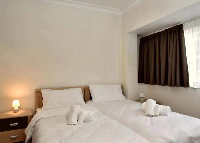 2 Bedroom & Spacious With Sea Views דירה